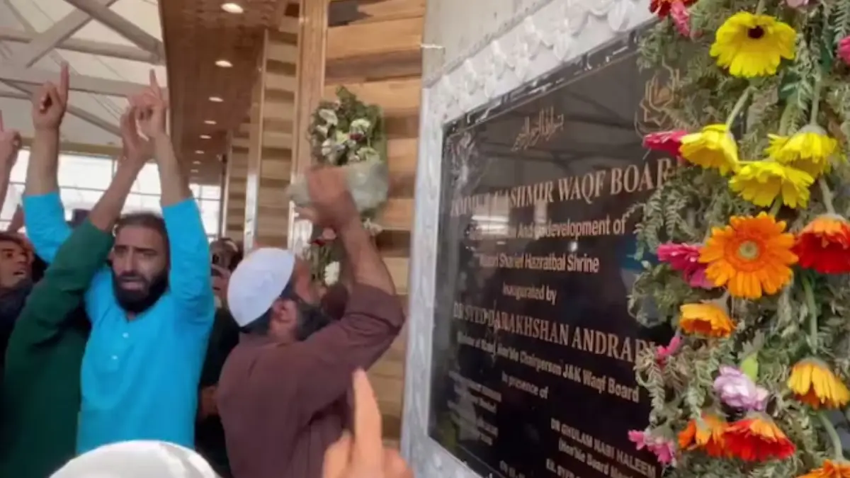 A major controversy erupted on Friday after a group of people vandalised a renovation plaque at the Hazratbal mosque in Jammu and Kashmir that bore the national emblem.