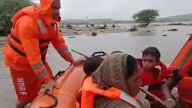Gujarat Rain: SDRF Rescues 9 Stranded in Flooded Sabarmati River Near Banaskantha