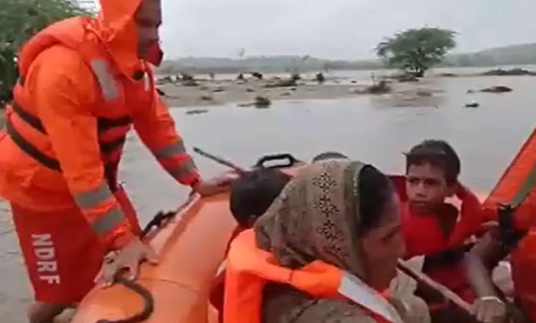Gujarat Rain: SDRF Rescues 9 Stranded in Flooded Sabarmati River Near Banaskantha
