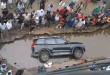 Mahindra Scorpio-N SUV Falls into Patna Pothole; Owner Claims 'Conspiracy' to Defame Government Ahead of Elections | VIDEO