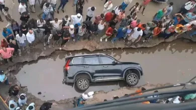 Mahindra Scorpio-N SUV Falls into Patna Pothole; Owner Claims 'Conspiracy' to Defame Government Ahead of Elections | VIDEO