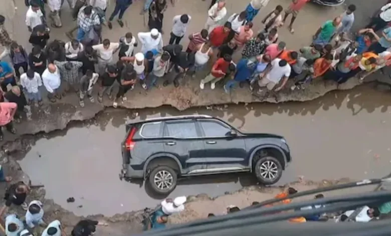 Mahindra Scorpio-N SUV Falls into Patna Pothole; Owner Claims 'Conspiracy' to Defame Government Ahead of Elections | VIDEO