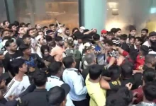 iPhone 17 Frenzy Turns Physical: Fists Swing in Mumbai Line as Enthusiasts Brawl for Latest Gadget