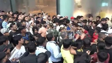 iPhone 17 Frenzy Turns Physical: Fists Swing in Mumbai Line as Enthusiasts Brawl for Latest Gadget