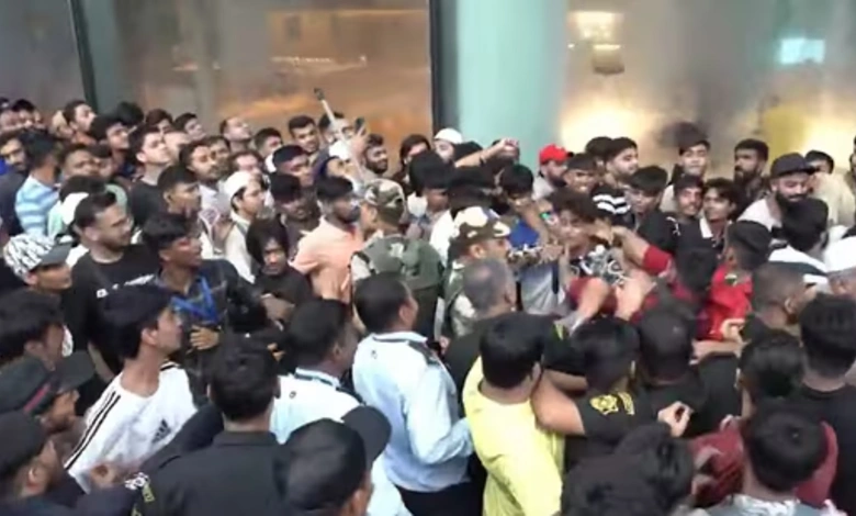 iPhone 17 Frenzy Turns Physical: Fists Swing in Mumbai Line as Enthusiasts Brawl for Latest Gadget