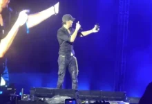 Fan throws phone at Enrique Iglesias during Mumbai concert, singer clicks selfie before throwing it back
