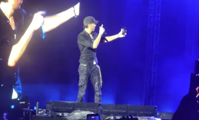 Fan throws phone at Enrique Iglesias during Mumbai concert, singer clicks selfie before throwing it back