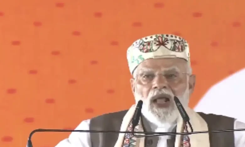 Prime Minister Narendra Modi, addressing a massive rally in Samastipur, declared that the “poll tone is set” and expressed confidence that the NDA will return to power in Bihar.