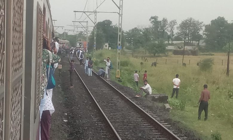 Central Line services delayed by 10-20 minutes after goodstrain breakdown between badlapur and vangani
