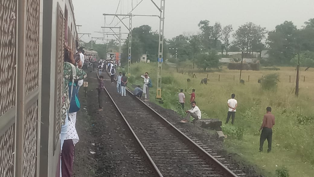 Central Line services delayed by 10-20 minutes after goodstrain breakdown between badlapur and vangani