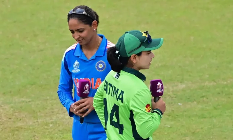 Harmanpreet Kaur Avoids Handshake with Pakistan Captain Fatima Sana, Reviving India-Pakistan Tensions at Women’s World Cup