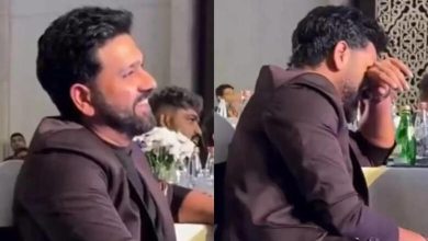 Mimicry artist imitates Dhoni; Rohit bursts into laughter