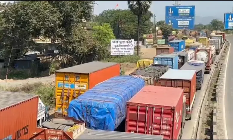 Hundreds of Schoolchildren Trapped in 12-Hour Jam, Left Parched and Hungry