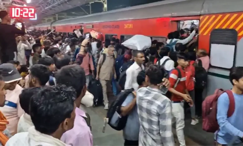 Video | Railway Stations People Travelling Home To UP, Bihar: Over 15,000 Passengers Spend Night On Road In Surat