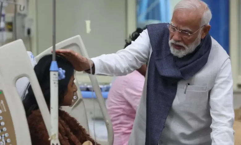 me Minister Narendra Modi met those injured in the Red Fort blast at Delhi's Lok Nayak Jai Prakash (LNJP) Hospital on Wednesday.