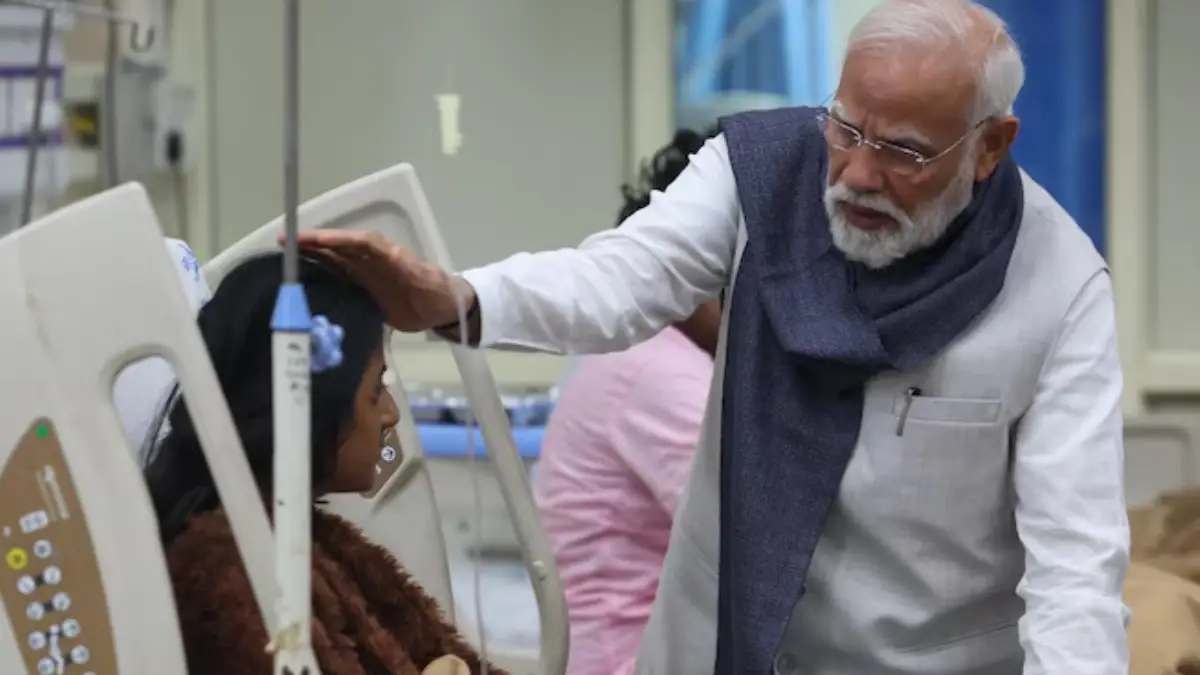 me Minister Narendra Modi met those injured in the Red Fort blast at Delhi's Lok Nayak Jai Prakash (LNJP) Hospital on Wednesday.