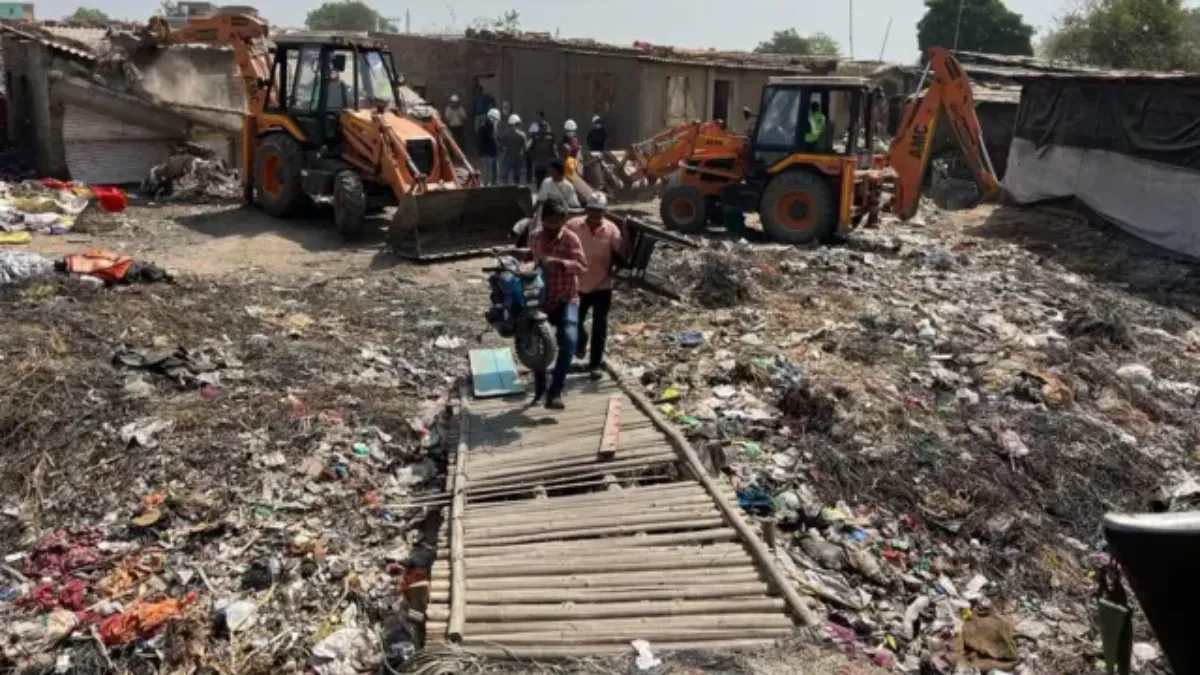 AMC Launches Major Demolition Drive At Isanpur Lake; Over 20 JCBs Deployed After Chandola Operation