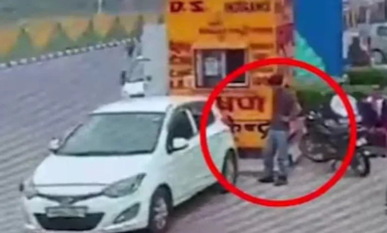 Investigators probing the Delhi Red Fort car blast that killed at least 10 people.