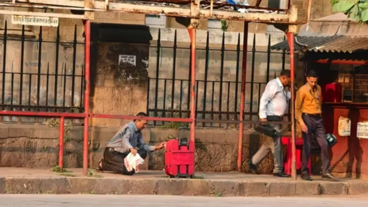 Panic at Mumbai’s CSMT Bus Depot After Suspicious Bag Spotted Amid Red Fort Blast Alert; Bdds Clears Hoax Scare