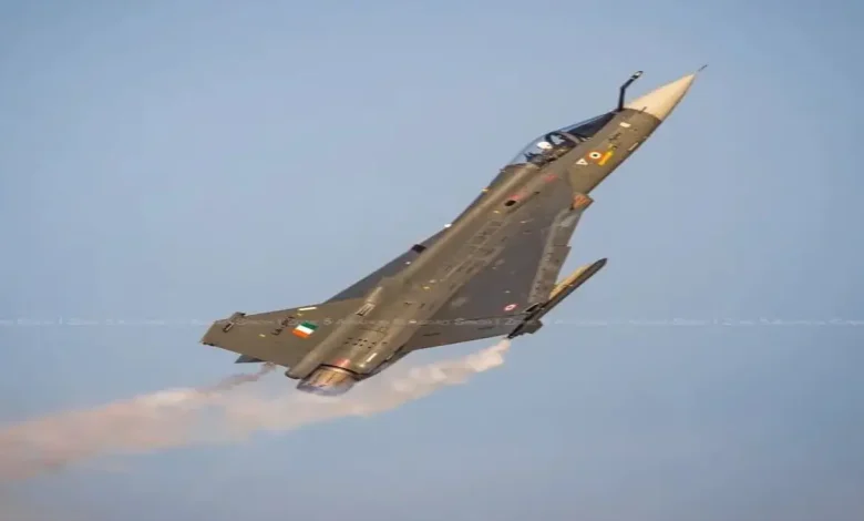 A Tejas jet plane crashed on Friday during a demonstration at the Dubai Airshow, prompting black smoke and emergency sirens across the venue.