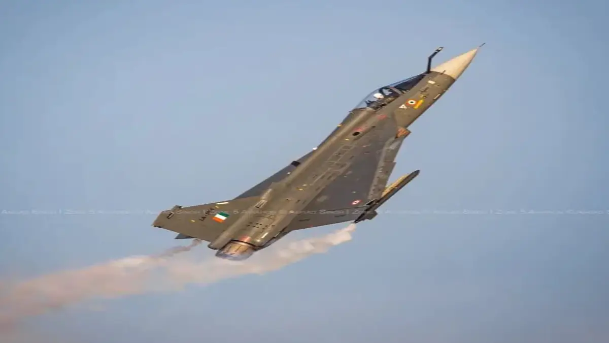 A Tejas jet plane crashed on Friday during a demonstration at the Dubai Airshow, prompting black smoke and emergency sirens across the venue.