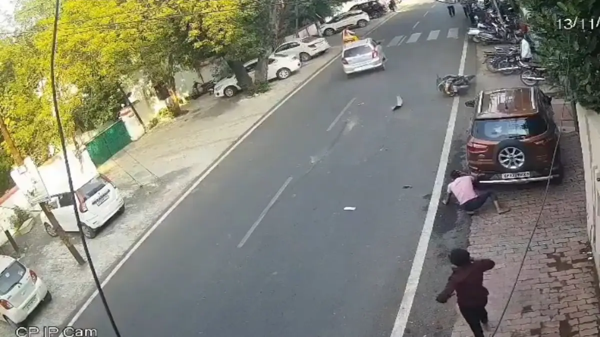 Uttar Pradesh Hit-and-Run: Scooter Riders Thrown in Air After Car Collision in Jhansi; Video Goes Viral
