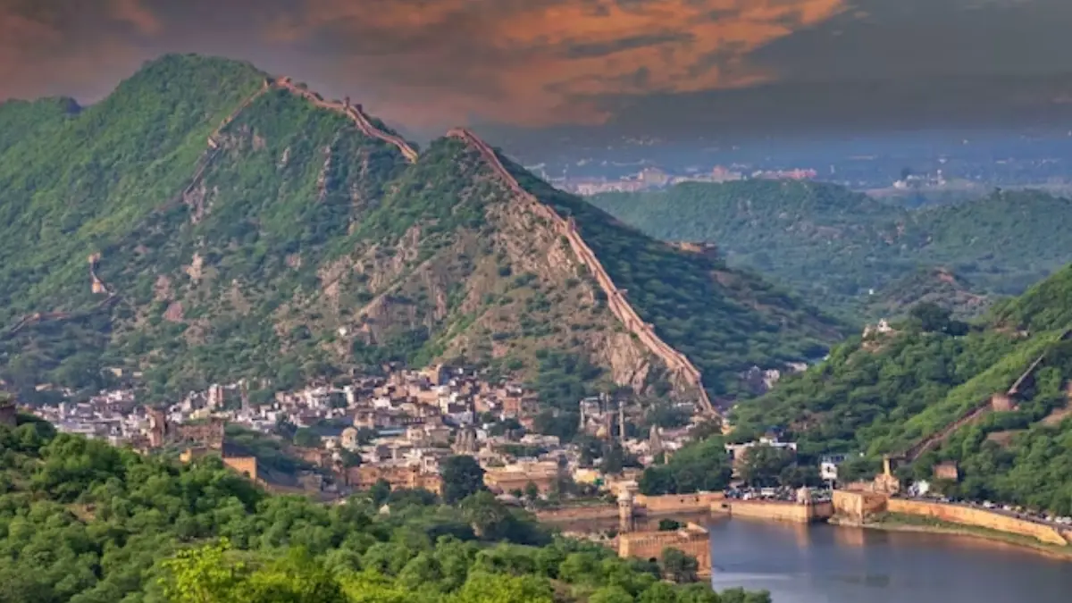 The Supreme Court on Monday said that certain clarifications were necessary regarding the definitions it recently approved for the Aravalli Hills.