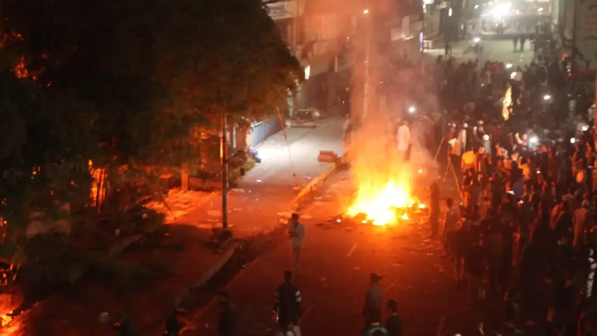 Violence erupted in Bangladesh’s capital early on Friday after Sharif Osman Hadi, a key figure in last year’s pro-democracy uprising, died in a hospital in Singapore following an assassination attempt.