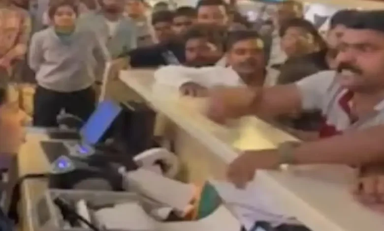 Passengers flying with IndiGo all over India are still stuck in a mess flights keep getting delayed or cancelled, and by Friday, December 5, 2025.