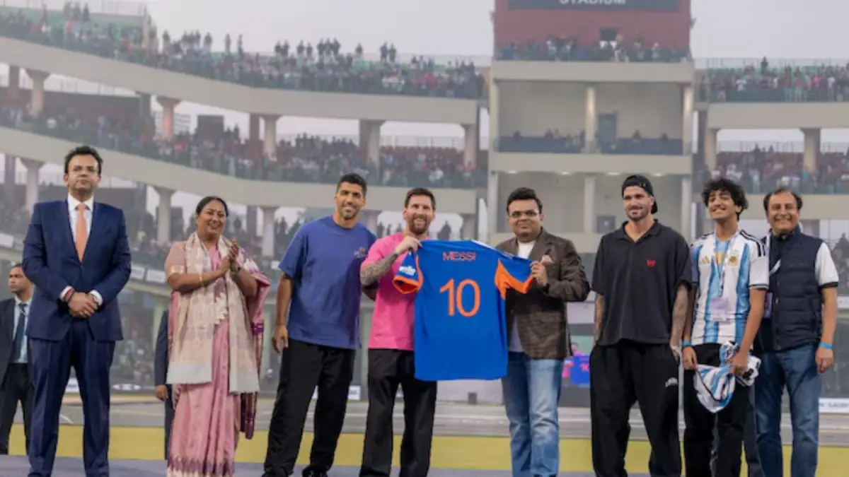 Delhi Crowd Chants 'AQI, AQI' As CM Rekha Gupta Takes Stage At Messi Event Amid Severe Pollution Crisis