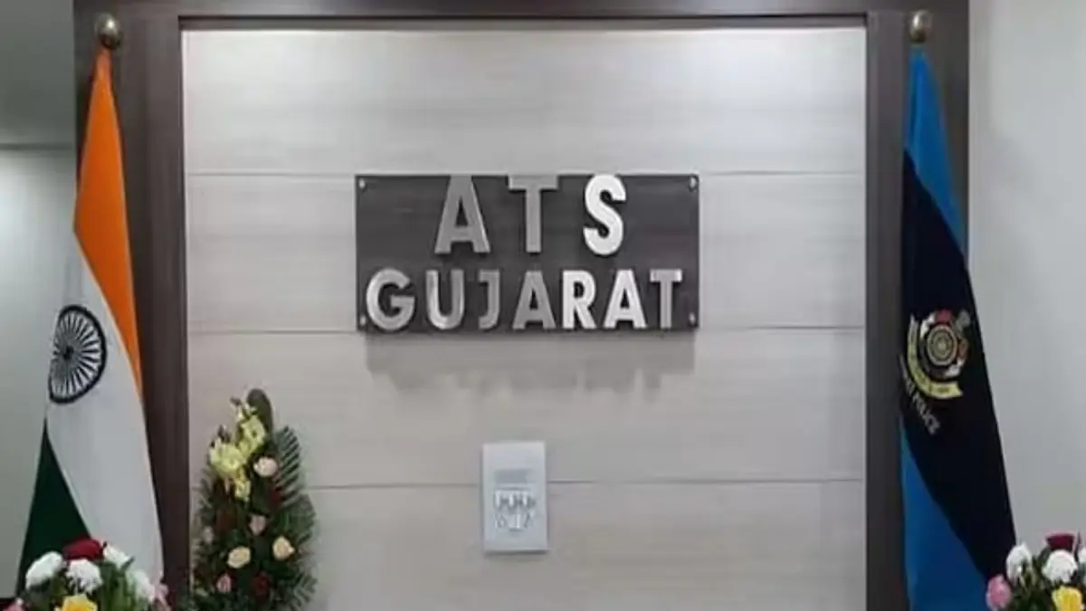 A youth who has connections with terrorist organizations like Jaish-e-Mohammed and Al-Qaeda was arrested from Navsari city of Gujarat.