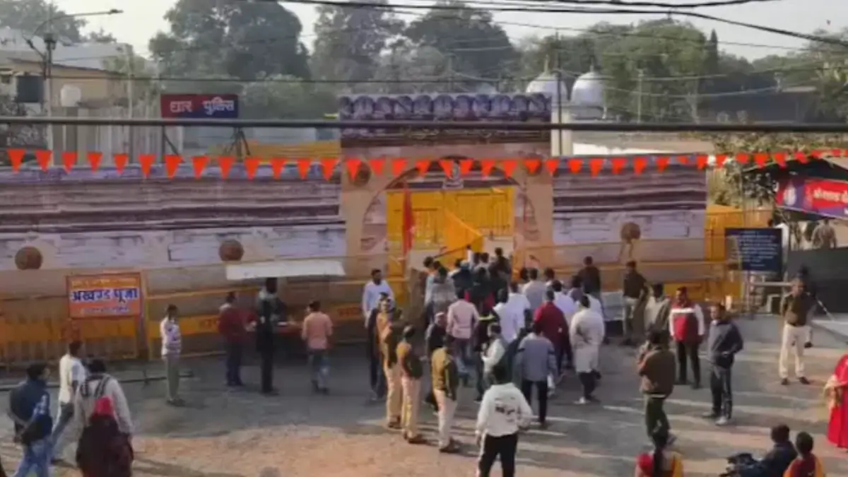 The Supreme Court on Thursday ruled that both Hindu and Muslim devotees may offer prayers at the disputed Bhojshala complex.