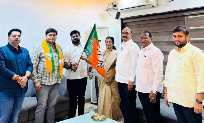 Maharashtra Congress Suffers Major Setback as 12 Suspended Councillors Join BJP Ahead of BMC Elections