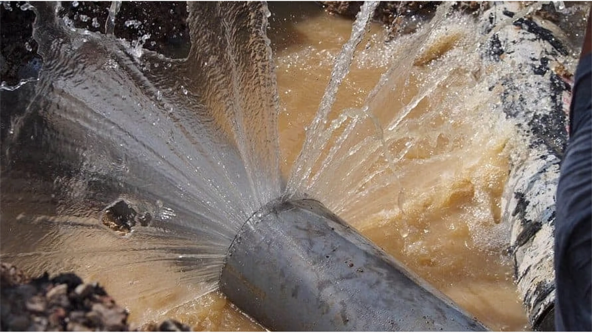 Water Pipeline Bursts at Mahim Causeway Sending Water Shooting Into Air; Supply Disrupted in Khar and Bandra