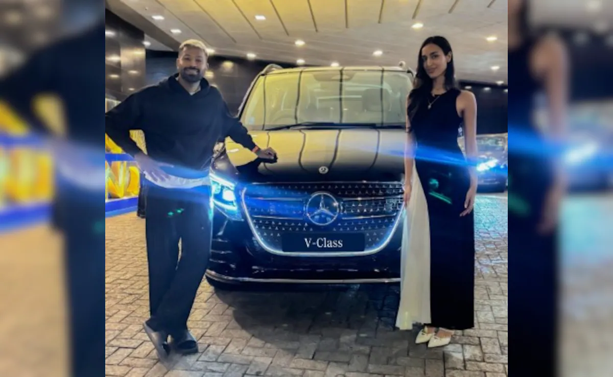 Hardik Pandya and Mahieka Sharma posing with the new car