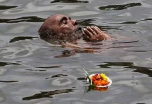 A-devotee-take-a-holy-dip-in-Ram-Kund