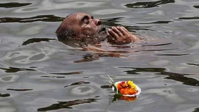 A-devotee-take-a-holy-dip-in-Ram-Kund