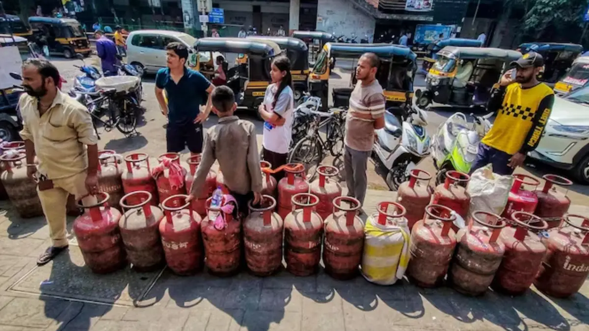 LPG Shortage Fear Grips Indian Households as Government Assures Ample Stock, Citizens Tell a Different Story Online