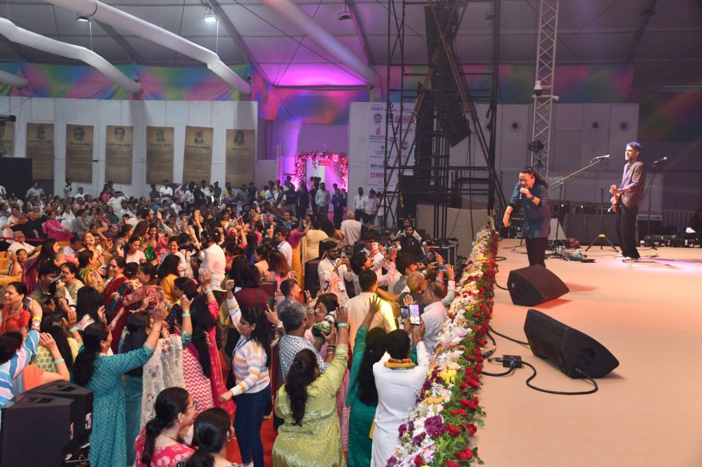 Padma Shri Kailash Kher and Kailasa Band set the stage on fire at Mumbai Samachar's Mathrubhasha Bhagwat Saptah in Borivali, delivering a surprise Gujarati folk performance that had thousands on their feet.