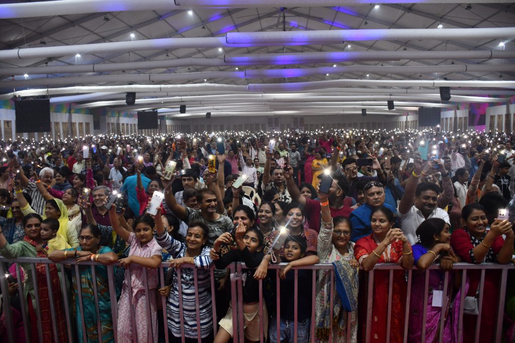 Padma Shri Kailash Kher and Kailasa Band set the stage on fire at Mumbai Samachar's Mathrubhasha Bhagwat Saptah in Borivali, delivering a surprise Gujarati folk performance that had thousands on their feet.
