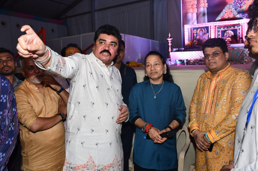 Padma Shri Kailash Kher and Kailasa Band set the stage on fire at Mumbai Samachar's Mathrubhasha Bhagwat Saptah in Borivali, delivering a surprise Gujarati folk performance that had thousands on their feet.