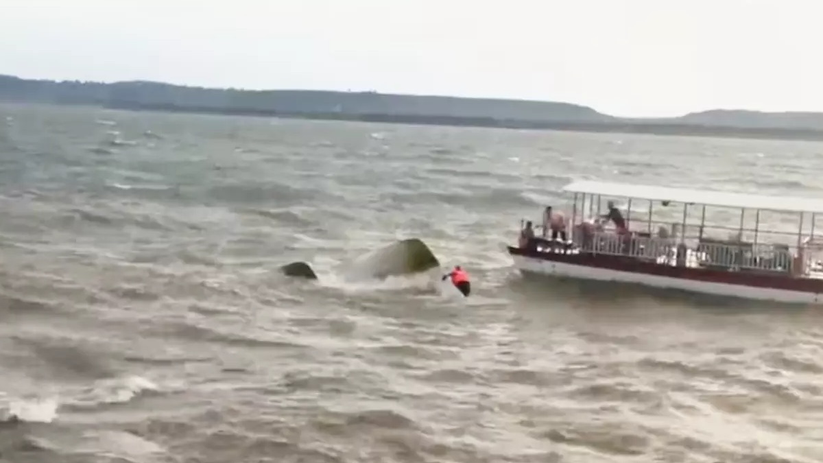 4 Dead, 11 Missing After Tourist Cruise Capsizes at Bargi Dam in Madhya Pradesh; Rescue Underway