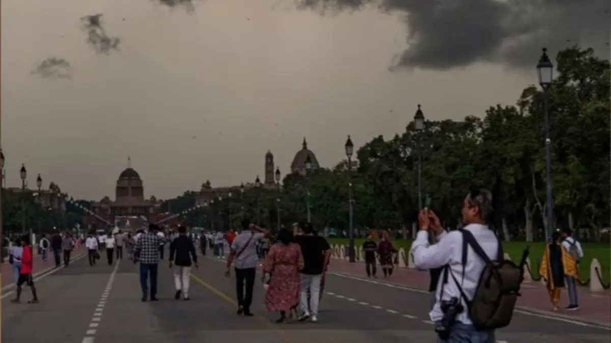 Thunderstorms Lash Delhi-NCR, Offer Brief Relief as Capital Inches Toward 40°C