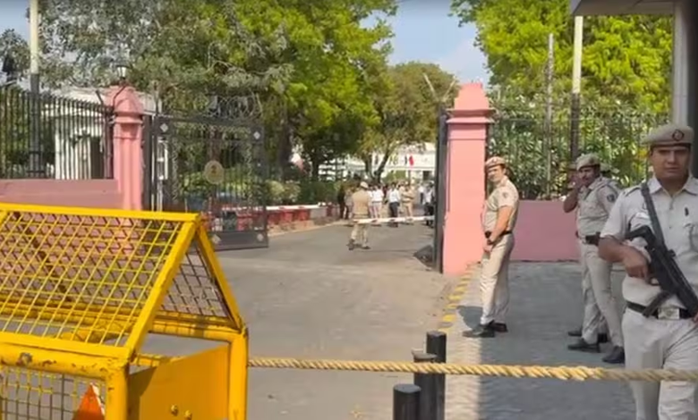 दिल्ली विधानसभा सुरक्षा में सेंध: अज्ञात कार गेट तोड़कर भीतर घुसी और फरार