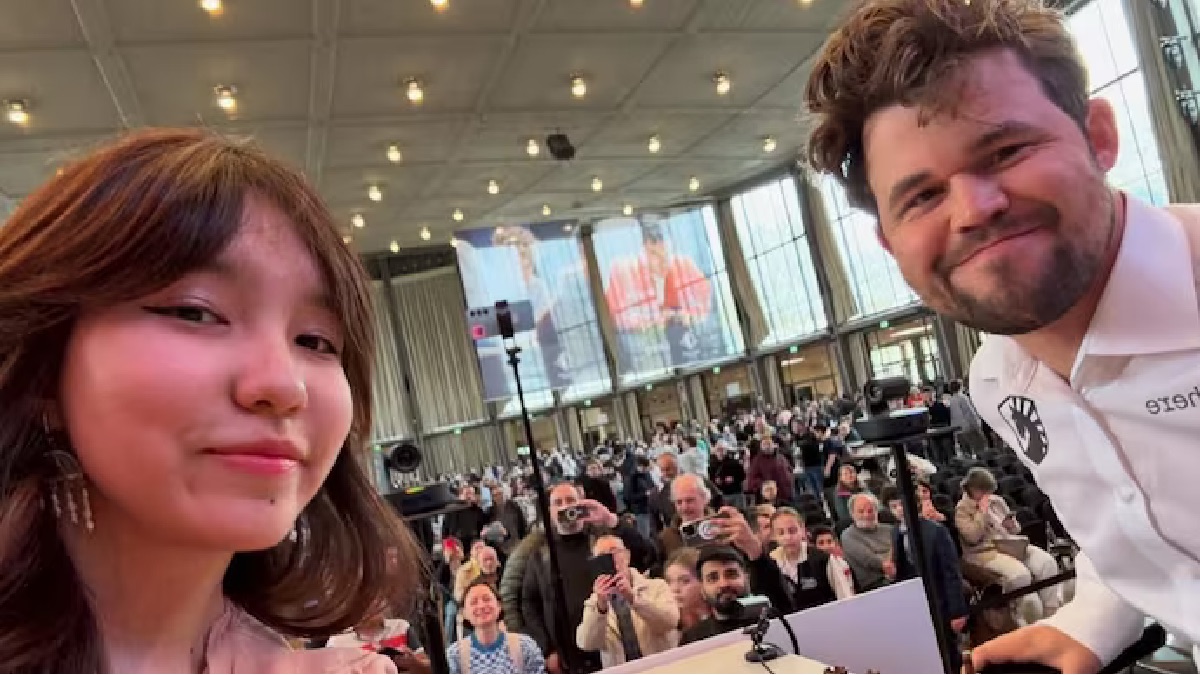 Magnus Carlsen Agrees to Pre-Game Selfie, Then Calls Arbiter to Remove Opponent's Phone