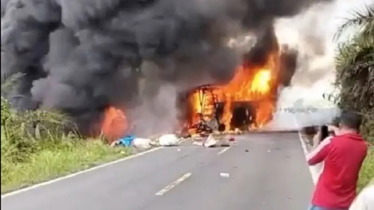 16 Killed as Bus Collides With Fuel Tanker in Indonesia's Sumatra, Massive Fire Engulfs Both Vehicles