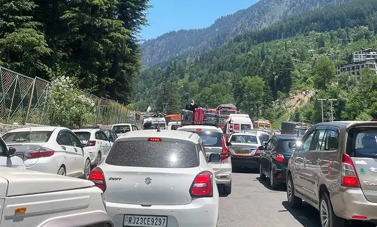 Kullu Experiences Heavy Traffic Instead Of Heavy Snowfall