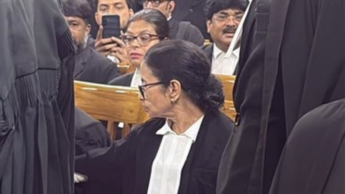 Mamata Banerjee Appears in Calcutta High Court in Lawyer's Gown to Argue Post-Poll Violence Case Against BJP