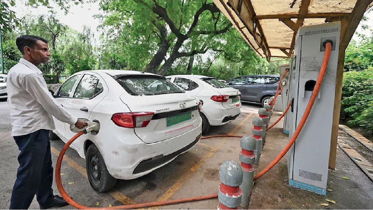 Delhi EV Policy: Zero Tax on Electric Cars Under Rs 30 Lakh, Petrol Two-Wheelers to be Phased Out by 2028