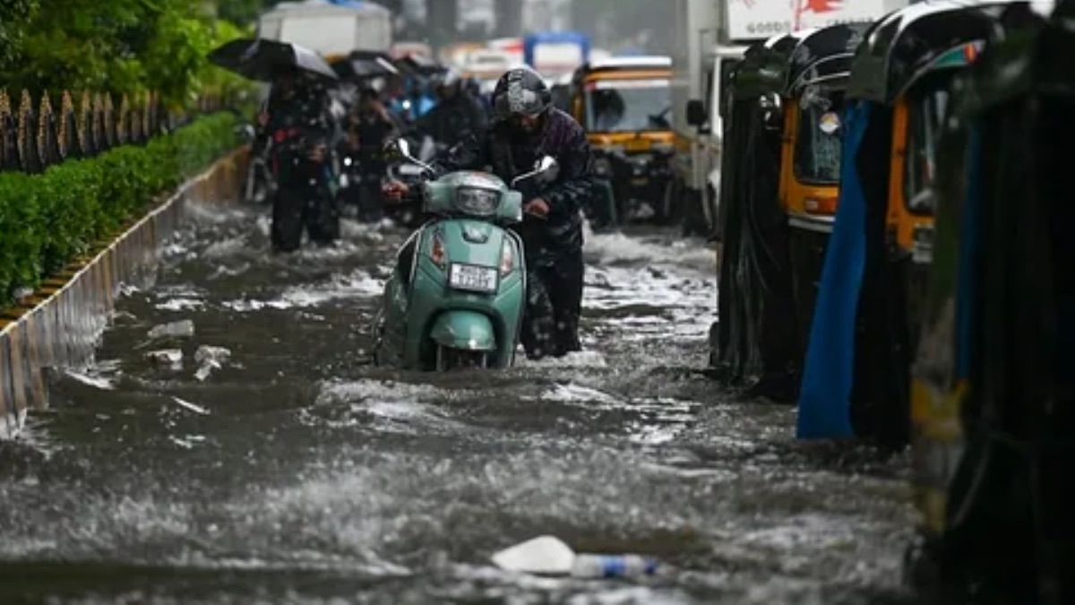 Bhandup Road Cave-In Disrupts Traffic Amid Heavy Rain in Mumbai
